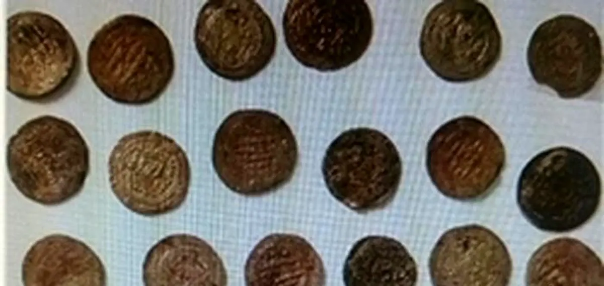 کشف ۳۰ قطعه سکه ساسانی و سلوکی در یک بسته پستی در فرودگاه کرمانشاه