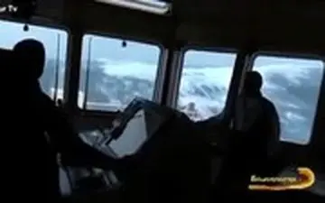 نگاه به امواج سهمگین اقیانوس از کابین کاپیتان