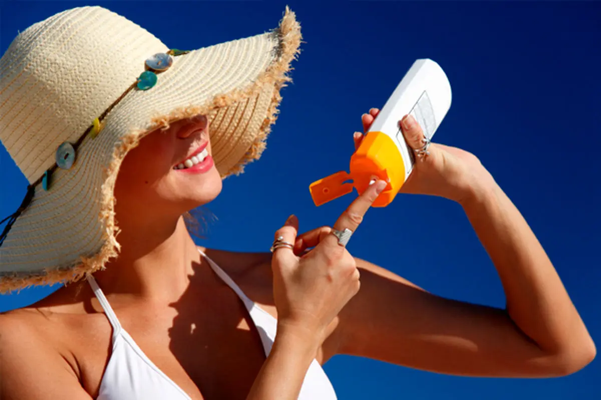 تفاوت انواع ضد آفتاب از نظر کاربرد و بافت آن و معرفی بهترین نوع ها