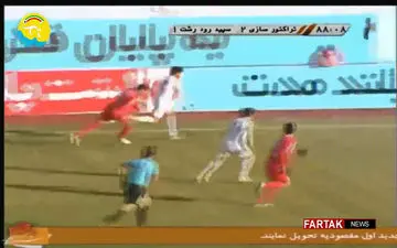 برخورد جالب بازیکن تراکتور سازی با داور + فیلم