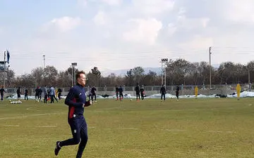 ستاره تراکتورسازی منتظر چراغ سبز لیکنز