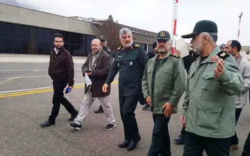 فرمانده کل سپاه برای بازدید  از روند اسکان موقت زلزله‌زدگان وارد کرمانشاه شد