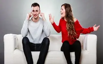 همسرت خیلی نق میزنه و کلافه‌ای؟ بیا تا روش‌های برخورد را بهت بگم