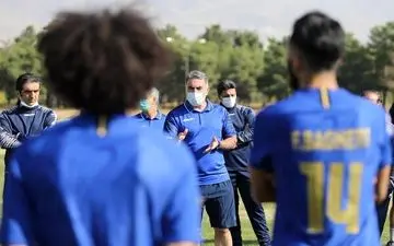 فکری: حسین حسینی در استقلال می ماند