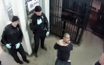 کتک زدن یک رنگین پوست توسط پلیس‌های آمریکایی + فیلم 