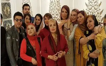 پوشش و ظاهر متفاوت بانوان هنرمند در یک مراسم