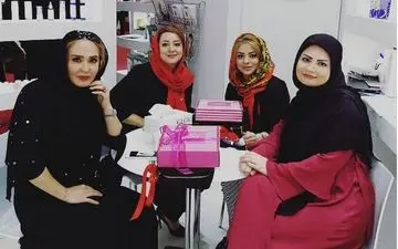 حجاب و میکاپ متفاوت بانوان هنرمند در نمایشگاه بین المللی محصولات زیبایی و آرایشی (عکس)