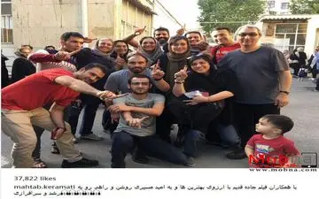 حضور مهتاب کرامتی و همکارانش در صف اخذ رای (عکس)