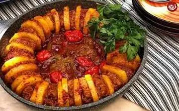طرز تهیه خوراک سیب زمینی با گوجه| غذای ساده و خوشمزه!