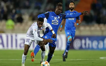 حضور خانواده ستاره استقلال در ورزشگاه برای تماشای دربی 89 + عکس