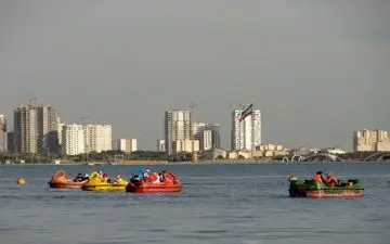 آتش نشانان در جستجوی تمساح در دریاچه چیتگر تهران