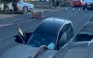 بلعیده شدن خودرو در گودال خیابان!