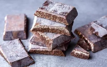 شکلات سفید شده؛ علت تغییر رنگ و آیا می‌توان آن را خورد؟