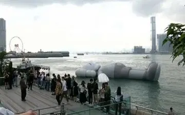 شناور شدن عروسک عظیم در آب‌های هنگ کنگ