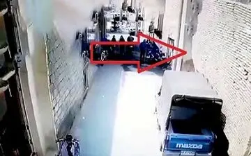 لحظه فروریختن دیوار روی خودروها در دزفول + فیلم