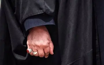 ویدئو | لحظه پیدا شدن انگشتر آیت الله رئیسی در محل سانحه