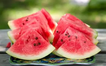 تخمه‌ هندوانه را بخوریم یا نه؟ همه آنچه باید درباره فواید و مضراتش بدانید