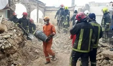 مصدومیت دو کارگر در پی سقوط از ساختمان در حال تخریب