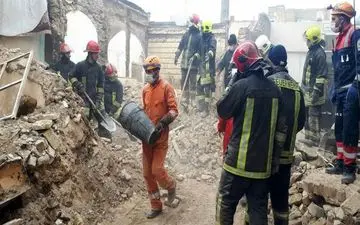 مصدومیت دو کارگر در پی سقوط از ساختمان در حال تخریب