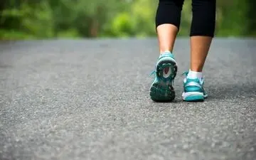 مزایای شگفت‌انگیز پیاده‌روی رو به عقب برای سلامتی 