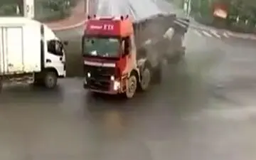 له شدن یک خودرو در زیر تریلی + فیلم