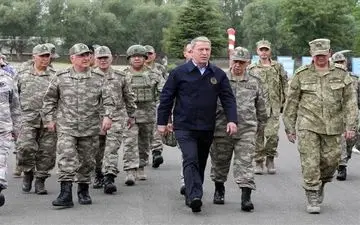  بازدید وزیر دفاع ترکیه از یگان‌های مستقر در مرز ایران