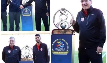 عکس یادگاری مربیان پرسپولیس و کاشیما با جام قهرمانی