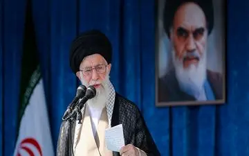 رهبر انقلاب در خطبه‌های نماز عید فطر: مبادا سیل‌زدگان فراموش شوند/ معامله قرن خیانت بزرگ به اسلام است