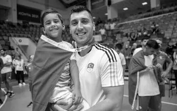 
جان‌باختن کاپیتان تیم ملی هندبال ترکیه و پسرش زیر آوار زلزله
