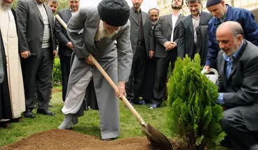 لباس ایرانی رهبر انقلاب در مراسم روز درختکاری امروز/عکس
