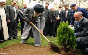 لباس ایرانی رهبر انقلاب در مراسم روز درختکاری امروز/عکس