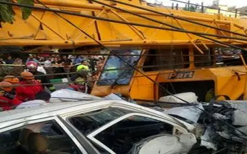 اتفاقی هولناک در مشهد/جرثقیل بر سر مردم افتاد