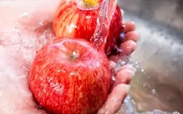 سم روی میوه ها با شستشو پاک می شود؟

