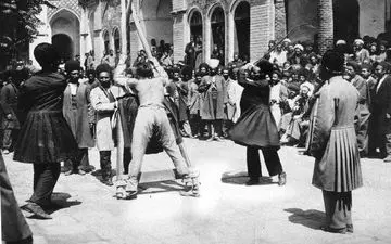 عکس/ شلاق‌زدن یک مجرم در خیابان!