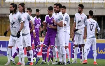 توقف یک نیمه ای تراکتور مقابل هوادار