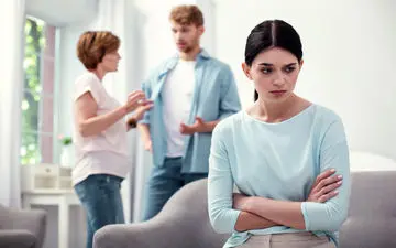 شوهرم خانواده‌اش را به من ترجیح می‌دهد! دلایل و راهکارهای تغییر این وضعیت