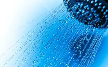 5 اشتباهی که در هنگام استحمام انجام می‌دهید/ چرا نباید صورت را در حمام شست؟