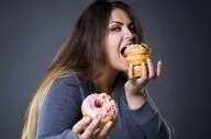 چرا هوس شیرینی می‌کنیم؟ | بررسی علت و نشانه‌های مهم
