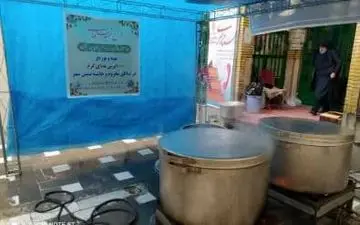 طبخ و توزیع روزانه ۲۰۰ پرس غذا در قالب طرح شهیدسلیمانی توسط مرکز افق بقعه سیده(س) کرمانشاه 