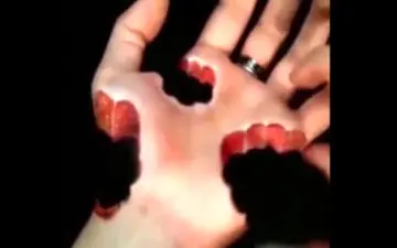 هنرنمایی بانوی نقاش در خلق جذاب‌ترین طراحی‌های سه بعدی روی دست