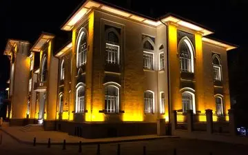 راهنمای جامع نورپردازی نمای ساختمان، طراحی تابلو برق و انتخاب پیمانکار برق حرفه‌ای