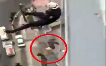 ویدئویی تکان دهنده از تلاش ناموفق امدادگران برای نجات مردی از خودکشی