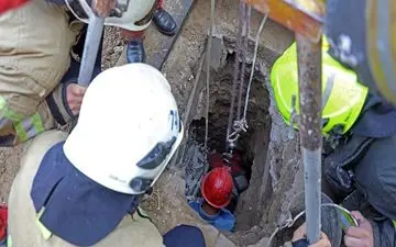 مقنی گرفتار در چاه با تلاش آتش نشانان از چنگال مرگ رها شد