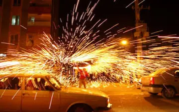 مصدومیت خانم مسن رهگذر در چهارشنبه سوری 96 +فیلم