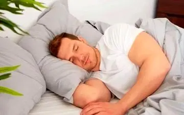 چرا صبح‌ها به سختی از خواب بیدار می‌شویم؟ + راهکار