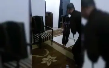 این مرد بی رحم را معرفی کنید/ تنبیه بی رحمانه پسر بچه با شیلنگ+فیلم 