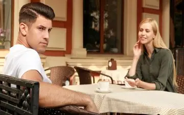 7 علامت هشداردهنده: وقتی کسی وانمود می‌کند دوستتان دارد
