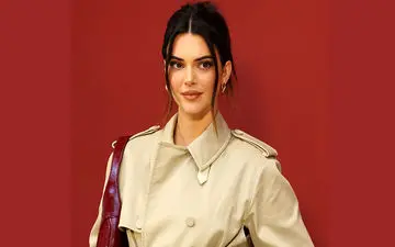 از این بافت گشاد خانم کندال جنر شما هم باید در کمدتان داشته باشید؛ ست کردن این بافت‌ها را یاد بگیرید!
