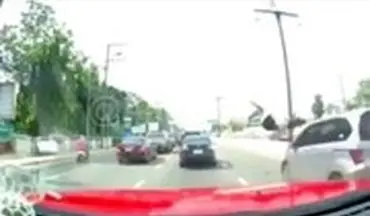 عاقبت شوکه‌کننده صحبت با موبایل موقع عبور از خیابان! 