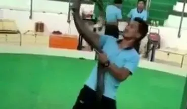 لحظه وحشتناک حمله مار شاه‌کبری به مرد جوان! +فیلم